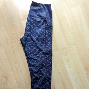 CVG Constantly Varied Gear Dragon Scales Capri Leggings Size: XS